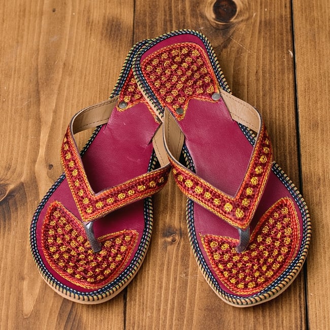 インドのカラフル刺繍ビーチサンダルの写真