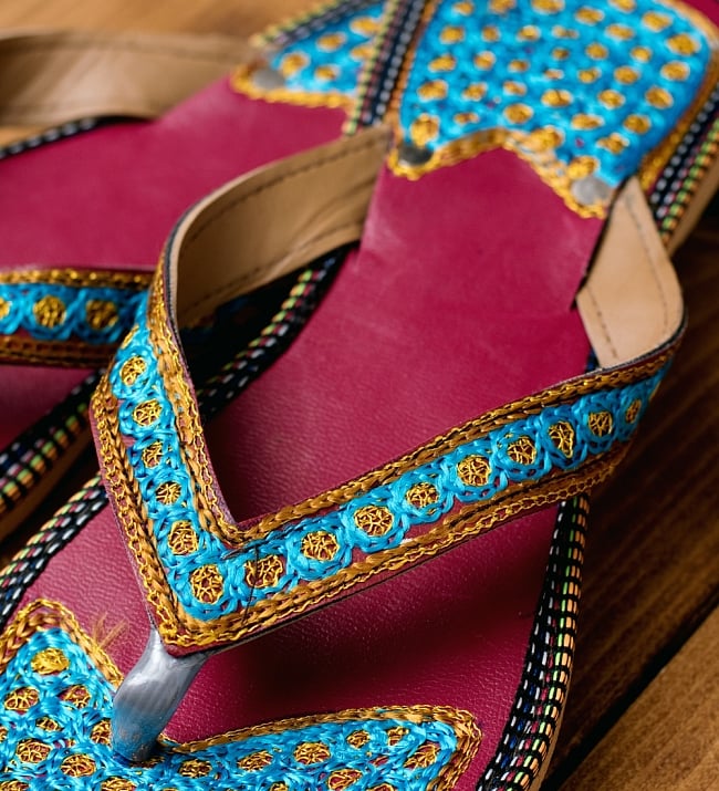 インドのカラフル刺繍ビーチサンダル 2 - 拡大写真です