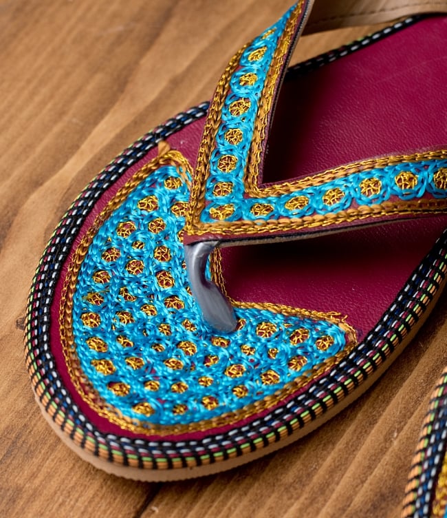 インドのカラフル刺繍ビーチサンダル 3 - 別の角度からの写真です