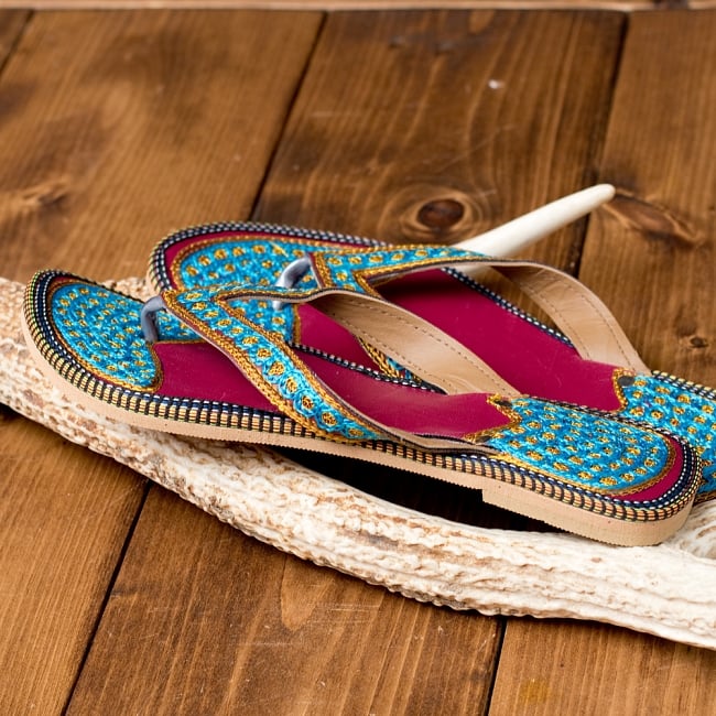 インドのカラフル刺繍ビーチサンダル 4 - 横からの写真です