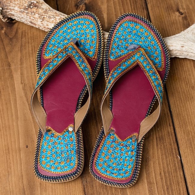 インドのカラフル刺繍ビーチサンダル 6 - 上からの写真です