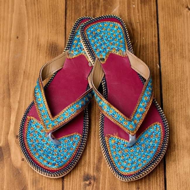 インドのカラフル刺繍ビーチサンダルの写真