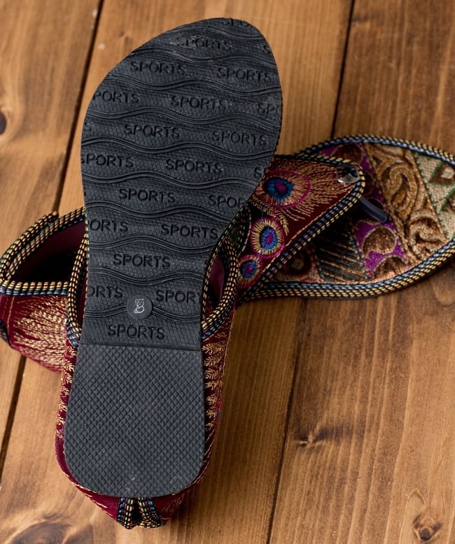 インドのカラフル刺繍トングサンダル - 【踵テープ】 7 - 靴の裏面はこのようになっています
