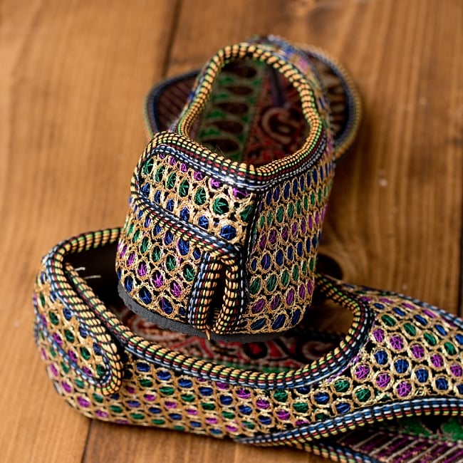 インドのカラフル刺繍トングサンダル - 【踵テープ】 5 - 踵の部分です