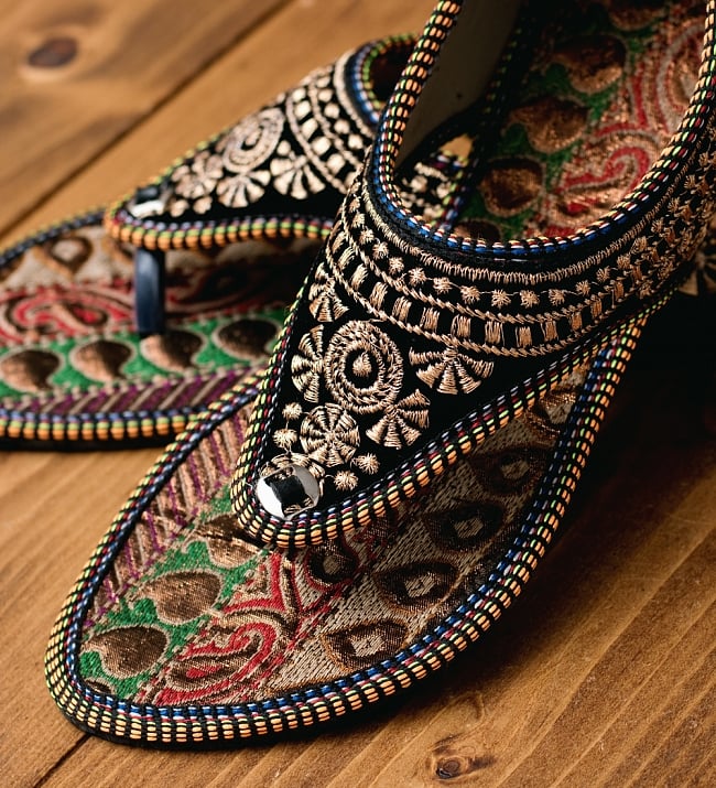 インドのカラフル刺繍トングサンダル - 【踵テープ】 2 - 拡大写真です