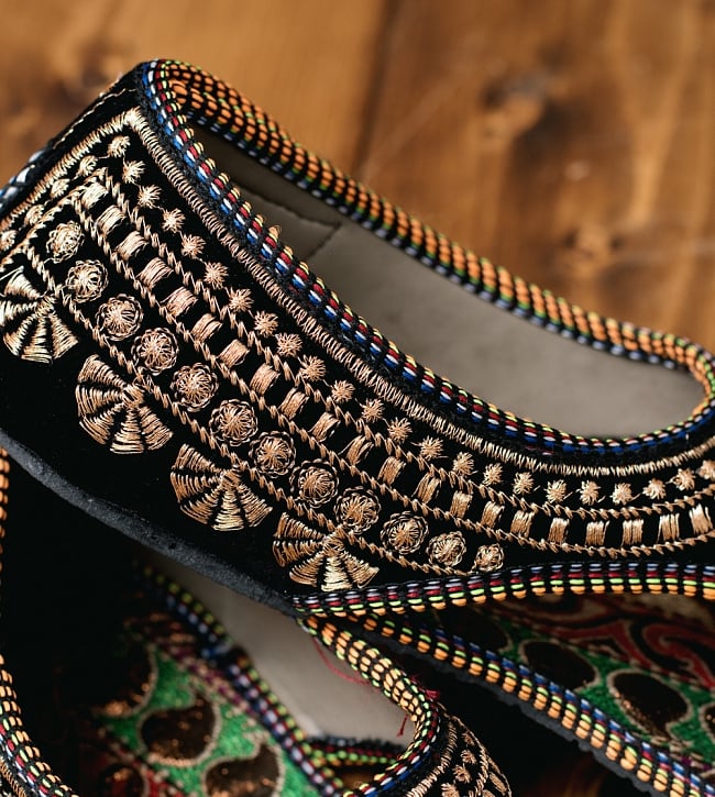 インドのカラフル刺繍トングサンダル - 【踵テープ】 3 - 別の角度からの写真です