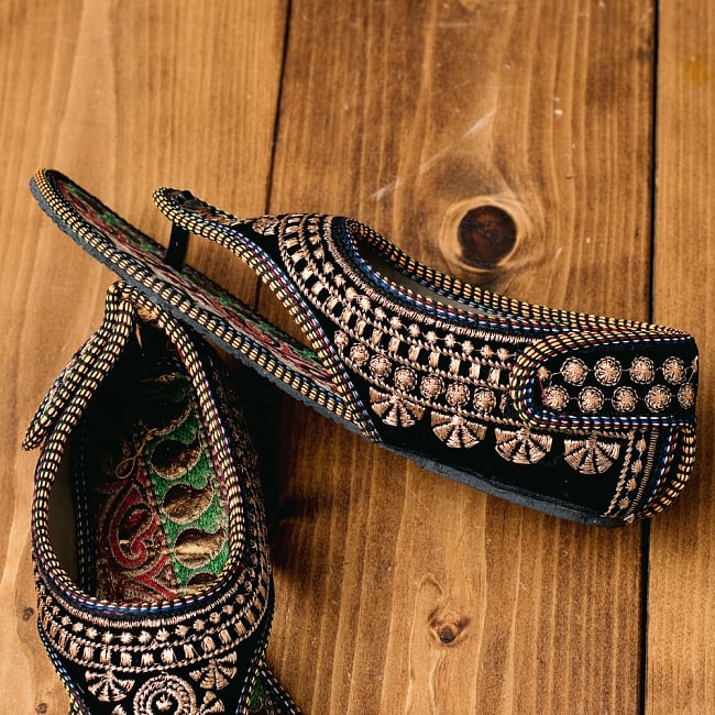 インドのカラフル刺繍トングサンダル - 【踵テープ】 4 - 横からの写真です