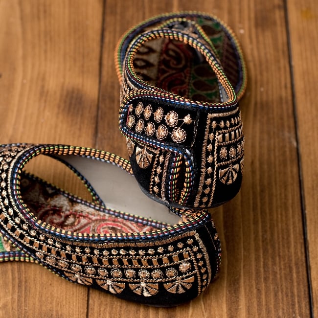 インドのカラフル刺繍トングサンダル - 【踵テープ】 5 - 踵の部分です