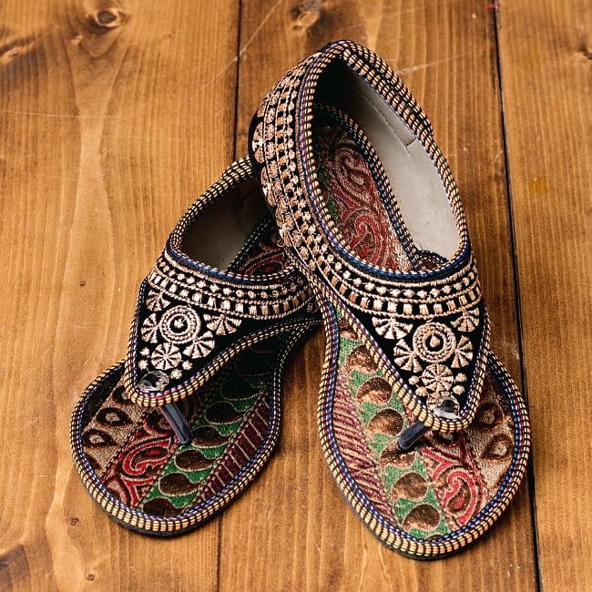 インドのカラフル刺繍トングサンダル - 【踵テープ】の写真
