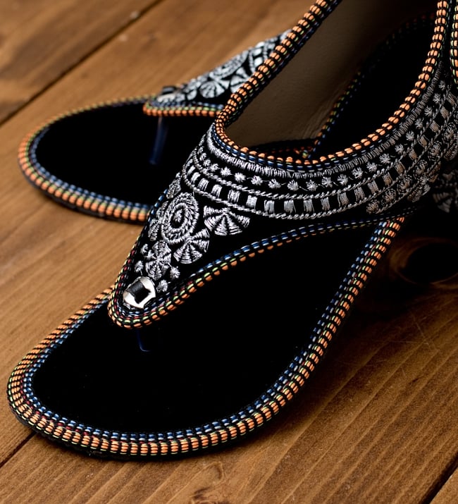 インドのカラフル刺繍トングサンダル - 【踵テープ】 2 - 拡大写真です