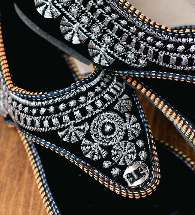 インドのカラフル刺繍トングサンダル - 【踵テープ】 3 - 別の角度からの写真です