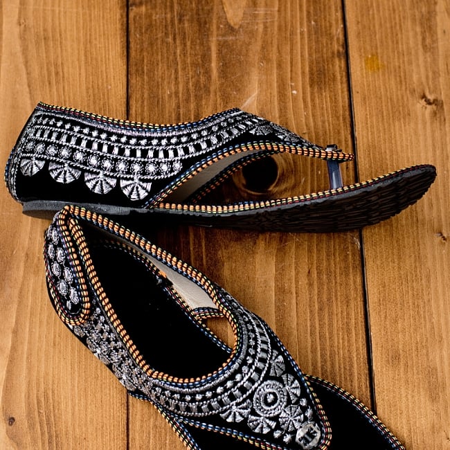 インドのカラフル刺繍トングサンダル - 【踵テープ】 4 - 横からの写真です