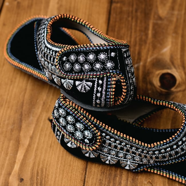 インドのカラフル刺繍トングサンダル - 【踵テープ】 5 - 踵の部分です