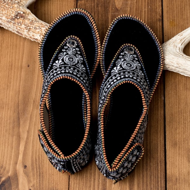 インドのカラフル刺繍トングサンダル - 【踵テープ】 6 - 上からの写真です