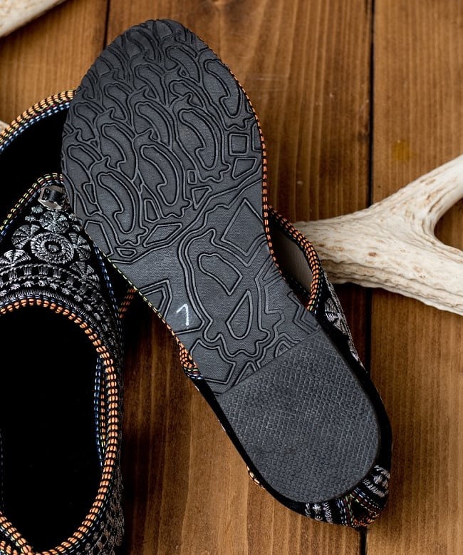 インドのカラフル刺繍トングサンダル - 【踵テープ】 7 - 靴の裏面はこのようになっています