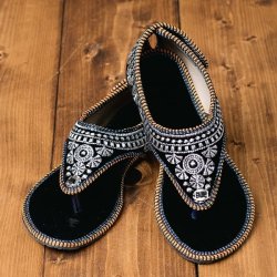 インドのカラフル刺繍トングサンダル - 【踵テープ】の商品写真