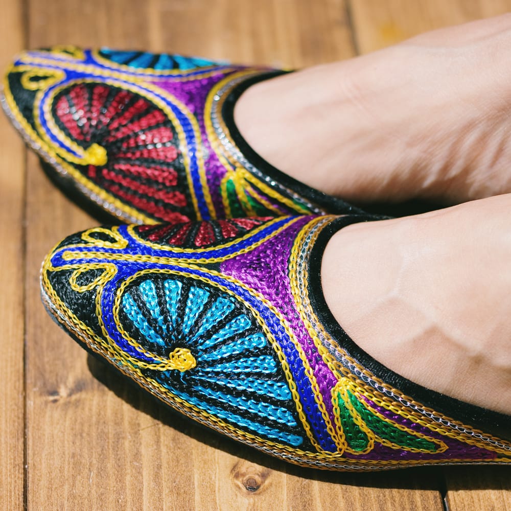 インドのカラフル刺繍スリッパサンダル の通販 - TIRAKITA.COM