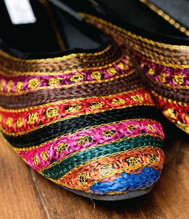 インドのカラフル刺繍スリッパサンダル 3 - 別の角度からの写真です