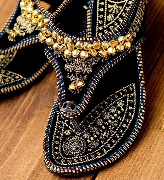 インドのカラフル刺繍トングサンダル - 【ヒール付き】 2 - 拡大写真です