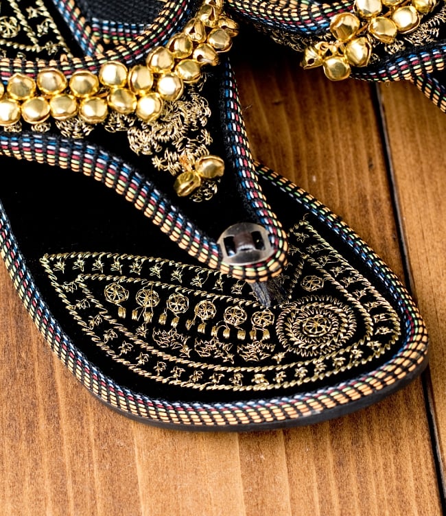 インドのカラフル刺繍トングサンダル - 【ヒール付き】 3 - 別の角度からの写真です