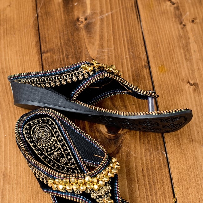 インドのカラフル刺繍トングサンダル - 【ヒール付き】 4 - 横からの写真です
