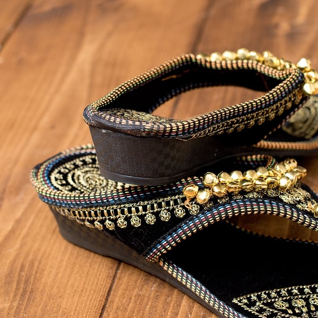 インドのカラフル刺繍トングサンダル - 【ヒール付き】 5 - 踵の部分です
