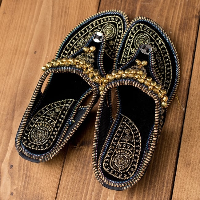 インドのカラフル刺繍トングサンダル - 【ヒール付き】 6 - 上からの写真です