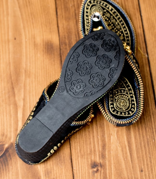 インドのカラフル刺繍トングサンダル - 【ヒール付き】 7 - 靴の裏面はこのようになっています