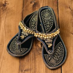 インドのカラフル刺繍トングサンダル - 【ヒール付き】の商品写真