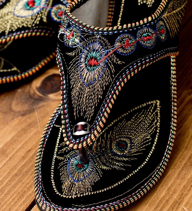 インドのカラフル刺繍トングサンダル - 【ヒール付き】 2 - 拡大写真です