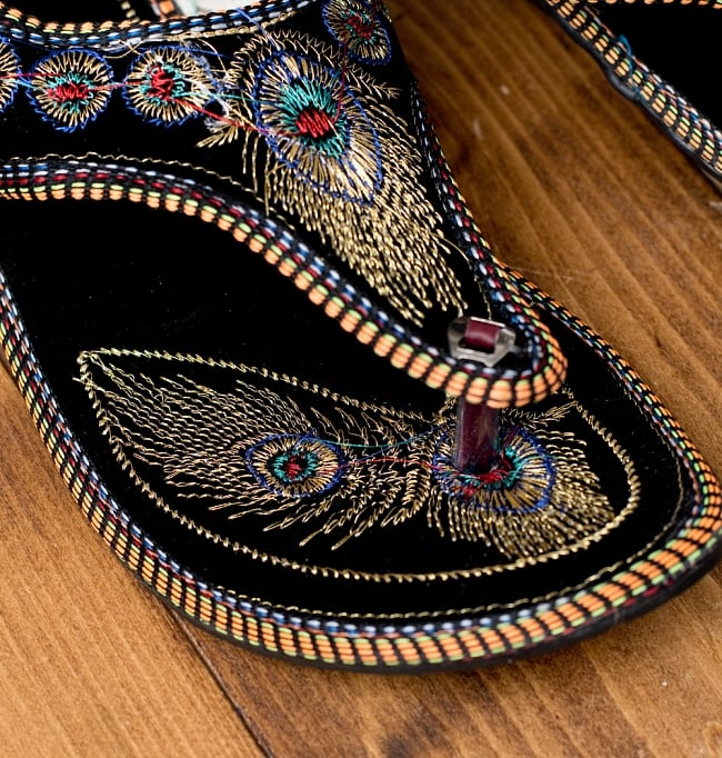 インドのカラフル刺繍トングサンダル - 【ヒール付き】 3 - 別の角度からの写真です