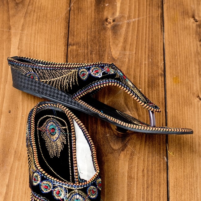 インドのカラフル刺繍トングサンダル - 【ヒール付き】 4 - 横からの写真です