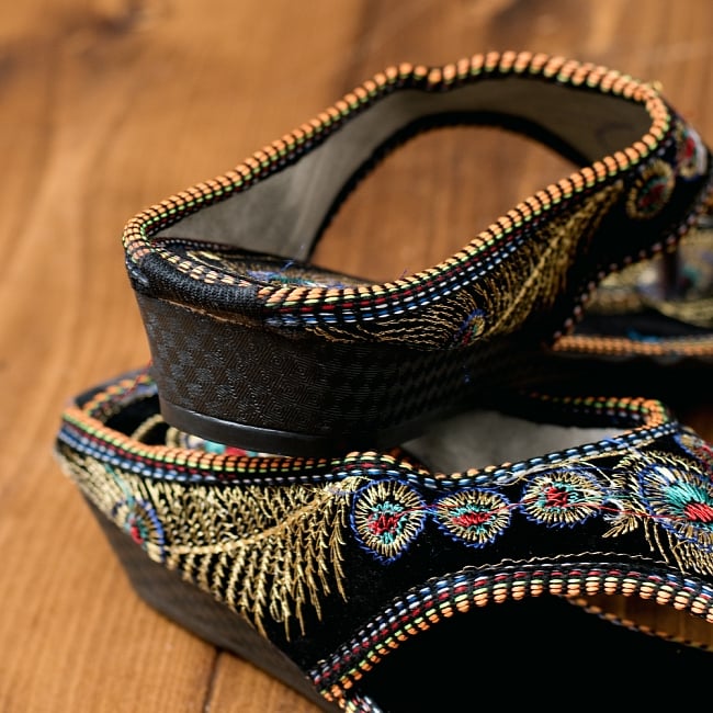 インドのカラフル刺繍トングサンダル - 【ヒール付き】 5 - 踵の部分です