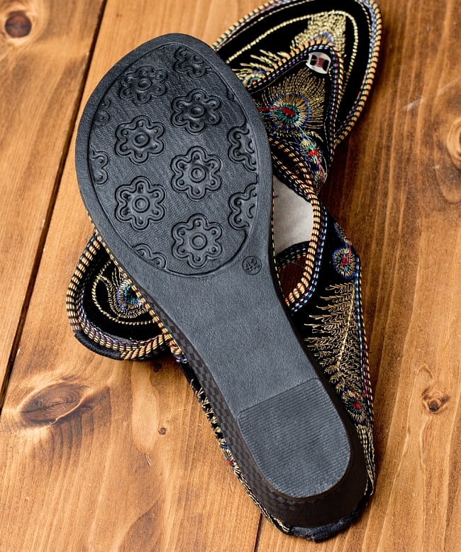 インドのカラフル刺繍トングサンダル - 【ヒール付き】 7 - 靴の裏面はこのようになっています