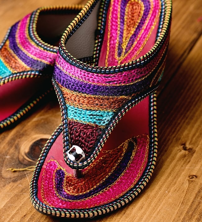 インドのカラフル刺繍トングサンダル - 【ヒール付き】 2 - 拡大写真です