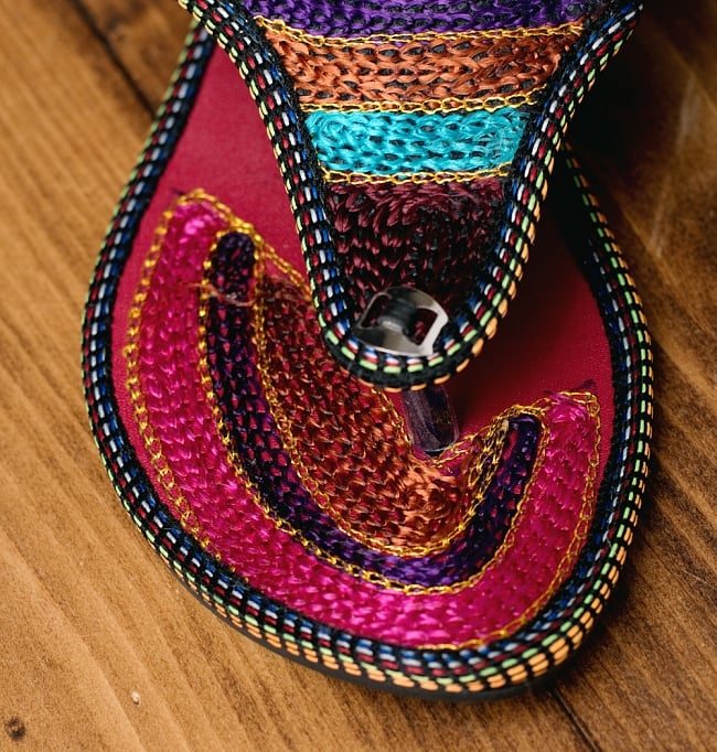 インドのカラフル刺繍トングサンダル - 【ヒール付き】 3 - 別の角度からの写真です