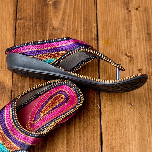 インドのカラフル刺繍トングサンダル - 【ヒール付き】 4 - 横からの写真です