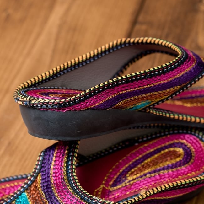 インドのカラフル刺繍トングサンダル - 【ヒール付き】 5 - 踵の部分です