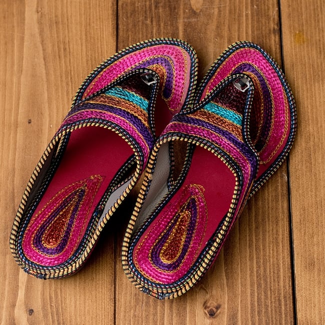 インドのカラフル刺繍トングサンダル - 【ヒール付き】 6 - 上からの写真です