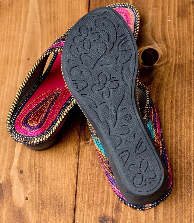 インドのカラフル刺繍トングサンダル - 【ヒール付き】 7 - 靴の裏面はこのようになっています