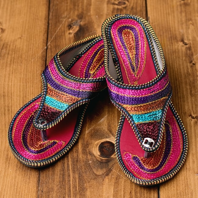 インドのカラフル刺繍トングサンダル - 【ヒール付き】の写真トングサンダル,ウェッジソール,ヒール,ミュール,チャッパル,サンダル,靴,インド サンダル,夏,サンダル レディース