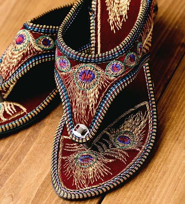 インドのカラフル刺繍トングサンダル - 【ヒール付き】 2 - 拡大写真です