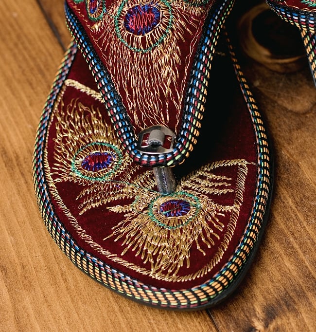 インドのカラフル刺繍トングサンダル - 【ヒール付き】 3 - 別の角度からの写真です