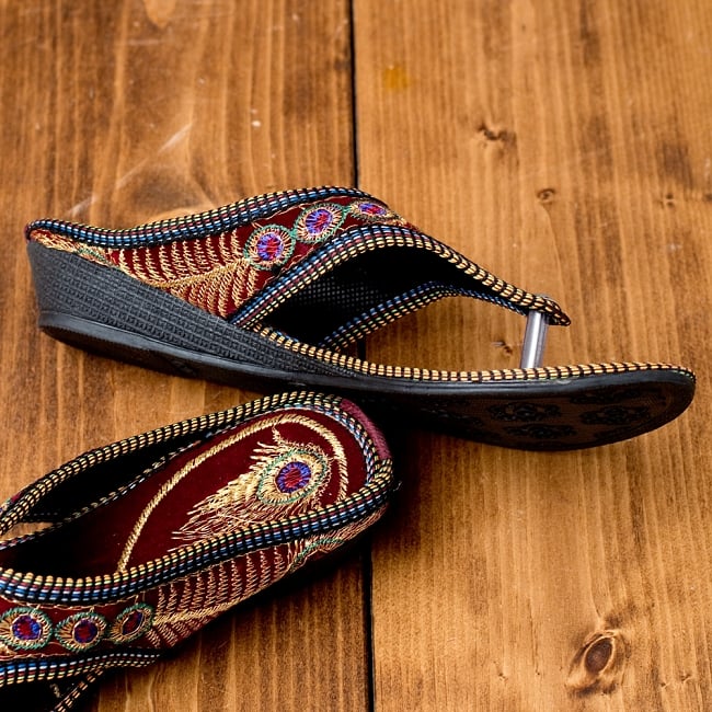 インドのカラフル刺繍トングサンダル - 【ヒール付き】 4 - 横からの写真です