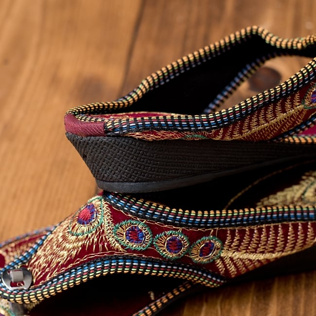 インドのカラフル刺繍トングサンダル - 【ヒール付き】 5 - 踵の部分です