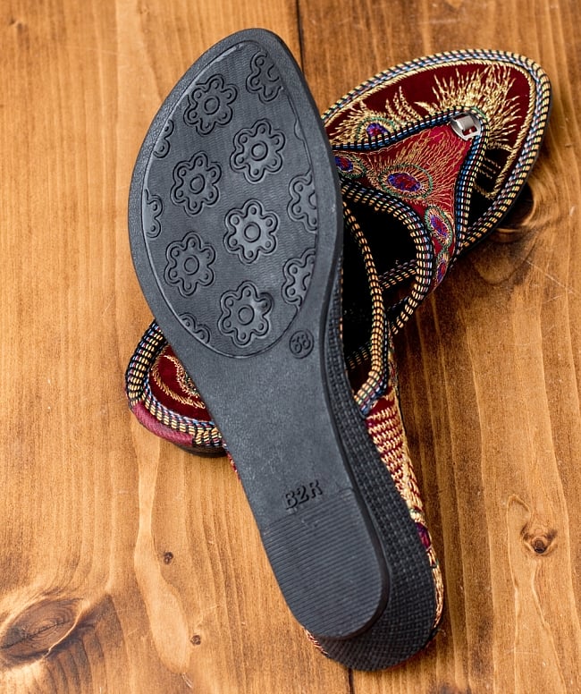 インドのカラフル刺繍トングサンダル - 【ヒール付き】 7 - 靴の裏面はこのようになっています