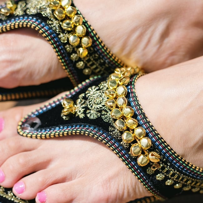 インドのカラフル刺繍トングサンダル - 【ヒール付き】 9 - 別の角度からの写真です