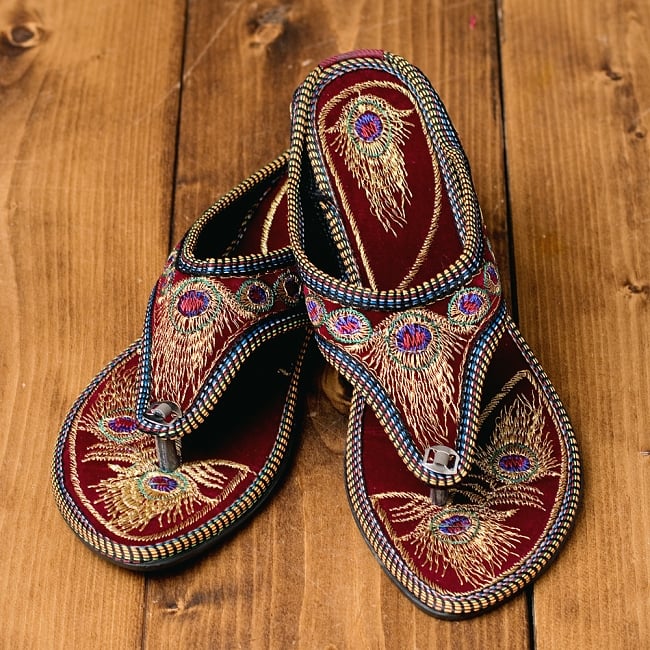 インドのカラフル刺繍トングサンダル - 【ヒール付き】の写真トングサンダル,ウェッジソール,ヒール,ミュール,チャッパル,サンダル,靴,インド サンダル,夏,サンダル レディース