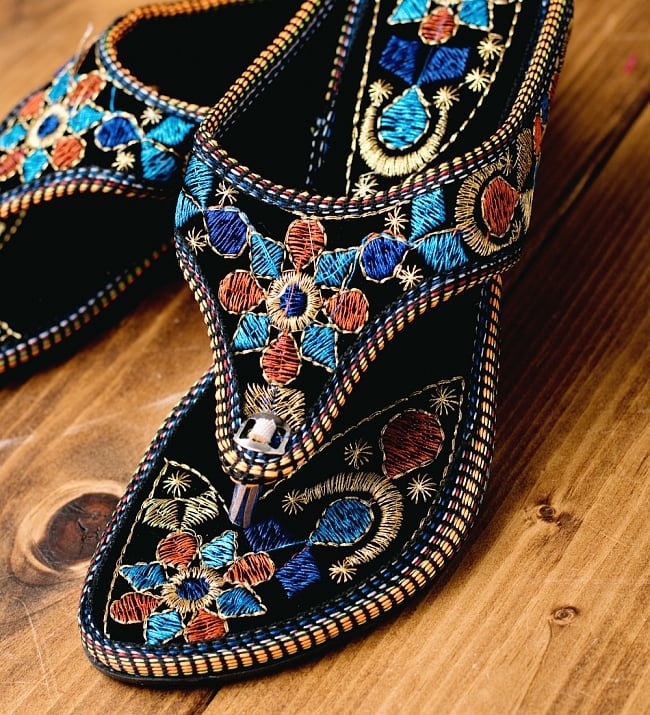 インドのカラフル刺繍トングサンダル - 【ヒール付き】 2 - 拡大写真です