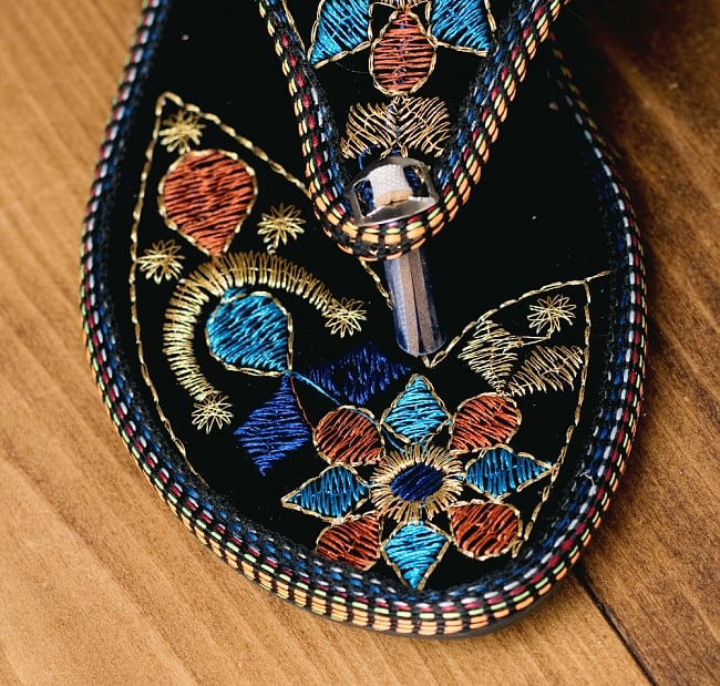インドのカラフル刺繍トングサンダル - 【ヒール付き】 3 - 別の角度からの写真です